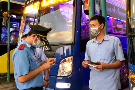 Thanh tra Sở Giao thông vận tải kiểm tra điều kiện người lái của tài xế trước giờ xe khởi hành. 