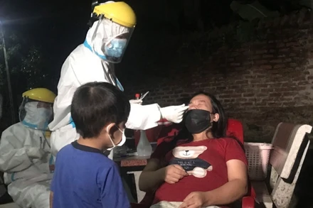 Lấy mẫu xét nghiệm những người dân liên quan 2 trường hợp F0 tại phường Cam Giá, thành phố Thái Nguyên. 