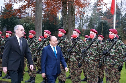 Chủ tịch nước Nguyễn Xuân Phúc và Tổng thống Liên bang Thụy Sĩ Guy Parmelin tại lễ đón chính thức. (Ảnh: TTXVN)