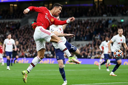 Ronaldo ghi bàn trong chiến thắng 3-0 trước Tottenham. (Ảnh: Getty Images)