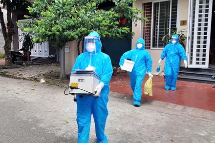 CDC Hoà Bình lấy mẫu xét nghiệm các trường hợp F1.