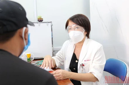 ThS, BS Doãn Uyên Vy khám cho bệnh nhân tại phòng khám Chống độc. 