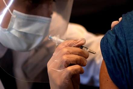 Tiêm vaccine ngừa Covid-19 tại một trung tâm tiêm chủng ở bang Illinois, tháng 4/2021. (Ảnh: Reuters)