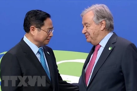 Tổng Thư ký Liên hợp quốc Antonio Guterres đón Thủ tướng Phạm Minh Chính đến dự Hội nghị COP26. (Ảnh: TTXVN)