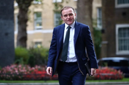 Bộ trưởng Môi trường Anh George Eustice. Ảnh: Reuters.