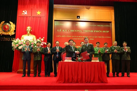 Bộ Công an và Hội đồng Lý luận Trung ương ký kết Chương trình phối hợp giai đoạn 2021-2026 (Ảnh: Lê Tú).