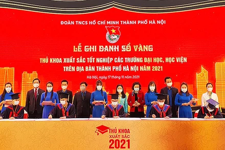 Các thủ khoa xuất sắc của Thủ đô được tuyên dương năm 2021 ghi danh sổ vàng tại Văn Miếu Quốc Tử Giám.