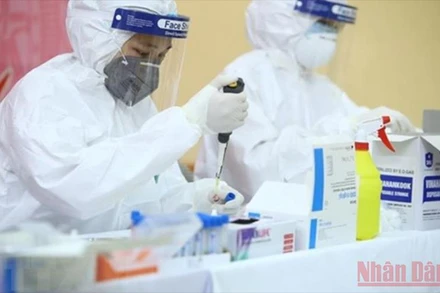 Nhân viên y tế lấy mẫu xét nghiệm Covid-19. (Ảnh: HÀ THÀNH)