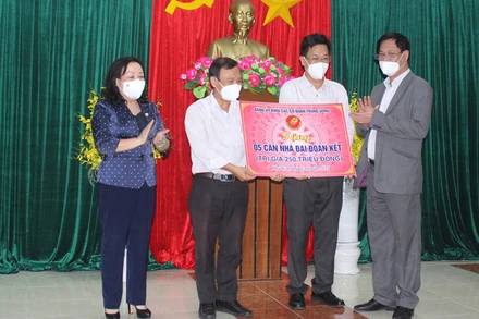 Đồng chí Huỳnh Tấn Việt trao kinh phí hỗ trợ xây dựng nhà Đại đoàn kết cho Thị ủy Đông Hòa và tặng kinh phí “Nâng bước cho em đến trường cho Tỉnh đoàn Phú Yên”.