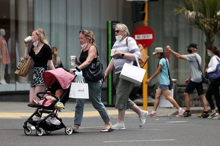 Người dân Auckland đi mua sắm sau khi các hạn chế phòng dịch Covid-19 được nới lỏng ở thành phố lớn nhất New Zealand, ngày 10/11/2021. (Ảnh: Reuters)