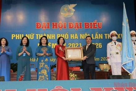 Bí thư Thành ủy Hà Nội Đinh Tiến Dũng trao Huân chương Lao động hạng Nhất tặng Hội Liên hiệp Phụ nữ thành phố Hà Nội. 