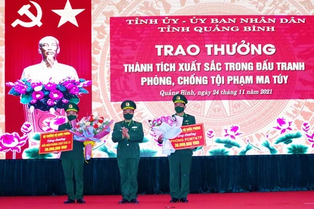 Bộ trưởng Quốc phòng tặng thưởng các đơn vị phá án.