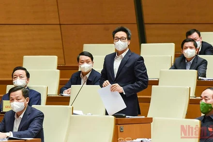 Phó Thủ tướng Chính phủ Vũ Đức Đam phát biểu giải trình trước Quốc hội, chiều 10/11. Ảnh: LINH NGUYÊN