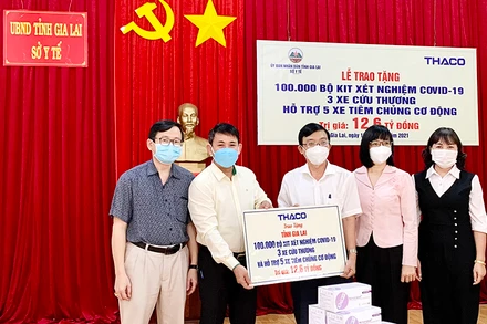 Đại diện THACO trao bảng tượng trưng hỗ trợ cho tỉnh Gia Lai. (Ảnh: Như Nguyện)