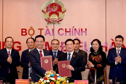 Quang cảnh lễ ký kết thỏa thuận giữa Bộ Tài chính và Bộ Thông tin và Truyền thông.