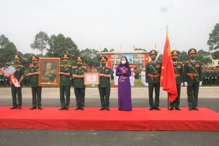 Phó Chủ tịch nước Võ Thị Ánh Xuân trao Huân chương Quân công hạng Nhì cho Ban Giám hiệu Trường Sĩ quan Lục quân 2.