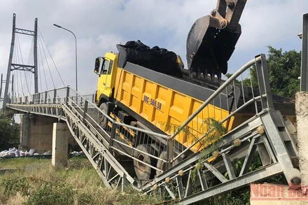 Xe lưu thông quá tải làm sập cầu dây văng Bình Phong Thạnh vào huyện Mộc Hóa, Long An.