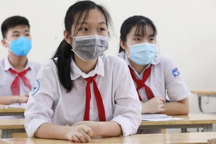 Học sinh Hà Nội đeo khẩu trang khi đến trường.