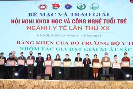 Trao tặng giải xuất sắc và Bằng khen của Bộ trưởng Y tế cho các cá nhân.
