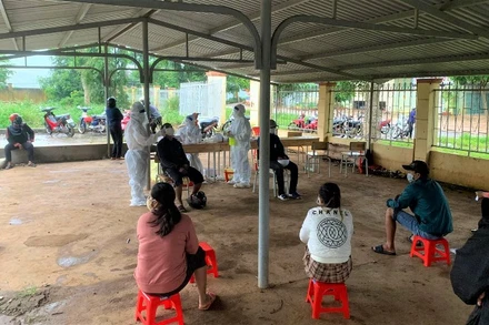 Ngành y tế tiến hành xét nghiệm sàng lọc các trường hợp mắc Covid-19 trong cộng đồng ở xã Cuôr Đăng, huyện Cư M’gar.