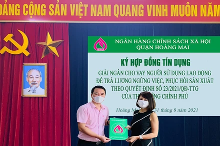 Ngân hàng chính sách xã hội quận Hoàng Mai (Hà Nội) cho người sử dụng lao động vay vốn. Ảnh: H.M