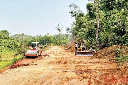 Thi công đường kết nối từ trung tâm huyện Na Rì (Bắc Kạn) với huyện Bình Gia và Tràng Định (Lạng Sơn). (Ảnh: TUẤN SƠN)