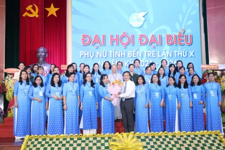Đồng chí Lê Đức Thọ, Bí thư Tỉnh ủy Bến Tre tặng hoa chúc mừng Ban Chấp hành Hội Liên hiệp phụ nữ tỉnh nhiệm kỳ 2021 - 2026.