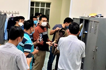 Lưc lượng Công an khám xét nơi làm việc của các đối tượng Huỳnh Văn Đại và Nguyễn Đình Nghinh.