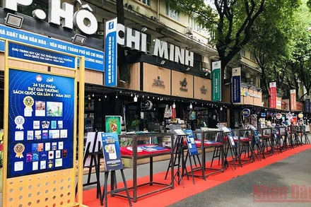 Trưng bày tác phẩm đoạt giải thưởng sách quốc gia lần 4- năm 2021” tại Đường sách thành phố Hồ Chí Minh.