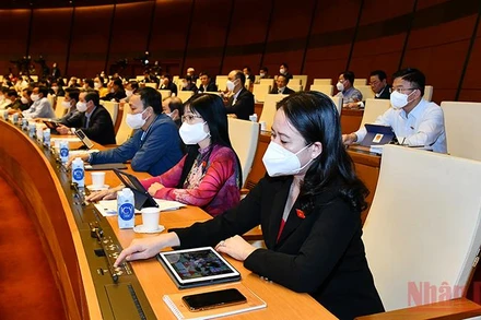 Đại biểu Quốc hội tiến hành biểu quyết bằng hệ thống điện tử tại hội trường Diên Hồng, chiều 12/11. (Ảnh: LINH NGUYÊN)