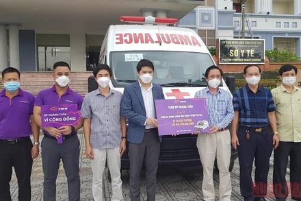 Sở Y tế Phú Thọ tiếp nhận xe cứu thương do Thẩm mỹ viện Hoàng Tuấn trao tặng. (Ảnh: NGỌC LONG)