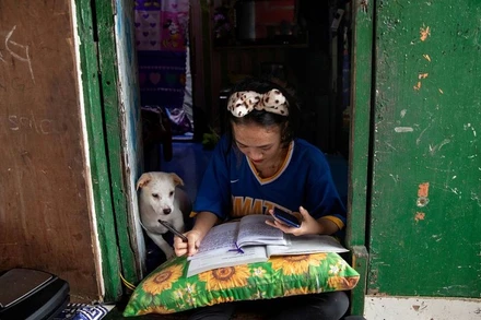 Cô bé lớp 9 Annie Sabino 16 tuổi hoàn thành bài tập về nhà trong bối cảnh trường học ở Philippines đóng cửa trong đợt bùng phát dịch bệnh Covid-19 ở Manila, ngày 6/1/2021. (Ảnh: Reuters)