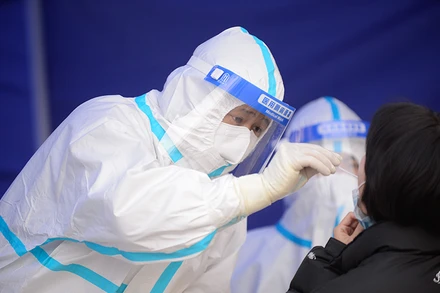 Nhân viên y tế lấy mẫu xét nghiệm Covid-19 tại Trung Quốc ngày 2/11/2021. (Ảnh: THX/TTXVN)