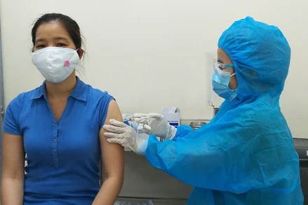 Tiêm ngừa vaccine Covid-19 cho người dân phường An Bình, quận Ninh Kiều, TP Cần Thơ.