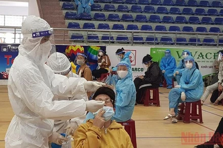 Phú Yên tổ chức lấy mẫu xét nghiệm sàng lọc Covid-19 tại cảng hàng không, nhà ga, bến xe để phát hiện, ngăn chặn lây lan.