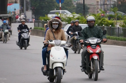 Khu vực Hà Nội sáng sớm có lúc có mưa, mưa rào, trời rét với nhiệt độ thấp nhất 15-18 độ C. (Ảnh minh họa)