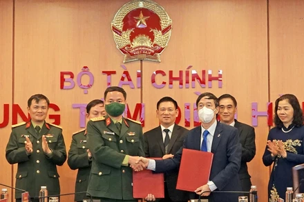 Lãnh đạo Bộ Tài chính và Tập đoàn Viettel ký hợp tác hỗ trợ đào tạo chuyển đổi số.