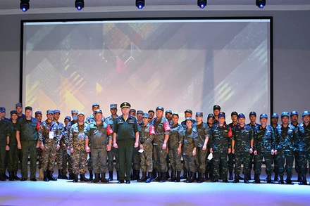 Đại diện Ban Tổ chức cuộc thi “Bếp dã chiến” chụp ảnh chung với các đội tuyển tại lễ khai mạc. Ảnh: PHƯƠNG LINH/Quân đội nhân dân.