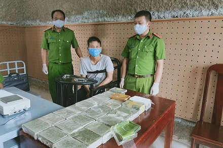 Đối tượng Mùa A Cúng cùng tang vật.