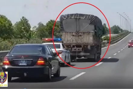 Lực lượng CSGT thuộc Cục CSGT đã tiến hành lập biên bản xử lý đối với một lái xe tải với hành vi không nhường đường cho đoàn xe ưu tiên trên cao tốc Pháp Vân - Cầu Giẽ, ngày 21-6-2020. (Ảnh: Cục CSGT). 