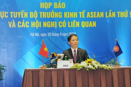 Bộ trưởng Trần Tuấn Anh chủ trì họp báo quốc tế.