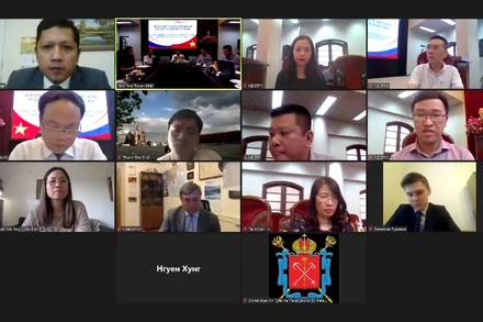 Các đại biểu tham dự cuộc họp.