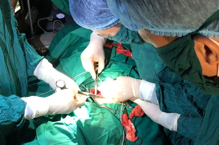 Các bác sĩ TTYT Bạch Long Vĩ mổ cấp cứu cho bệnh nhân Nghĩa.