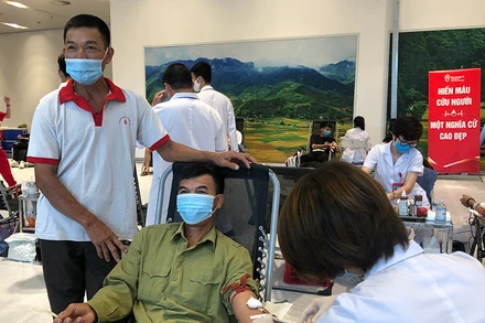 Ông Lê Trung Truyền (áo trắng) cùng anh họ tại buổi hiến máu sáng nay. 