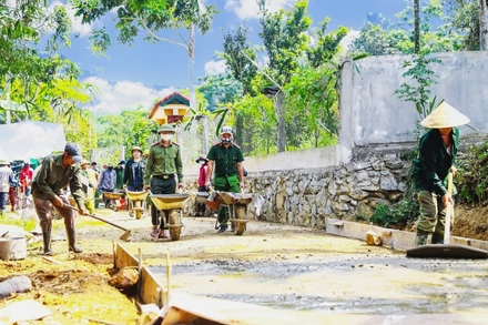 Khơi sức dân hàng trăm kilômẻ đường GTNT ở Hương Sơn được xây dựng trong thời gian qua. 