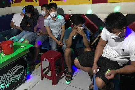 Nhiều khách sử dụng ma túy ở quán karaoke NICE.