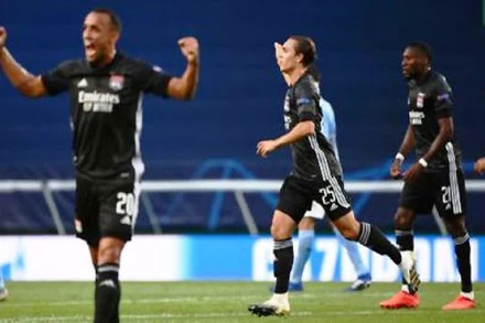 Các cầu thủ Lyon (áo sẫm) thắng thuyết phục Man City 3-1.