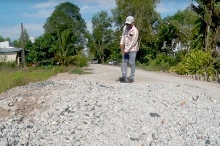 Hiện trạng mặt đường bị phá.