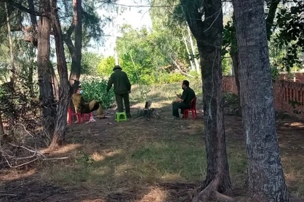 Lực lượng chức năng bảo vệ hiện trường.