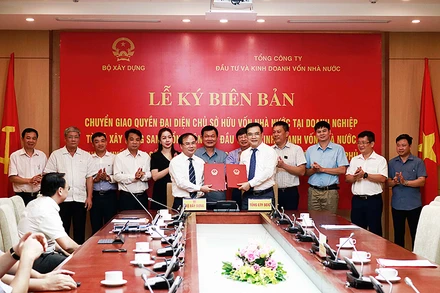 Lễ chuyển giao quyền đại diện chủ sở hữu vốn nhà nước tại bốn tổng công ty thuộc Bộ Xây dựng.